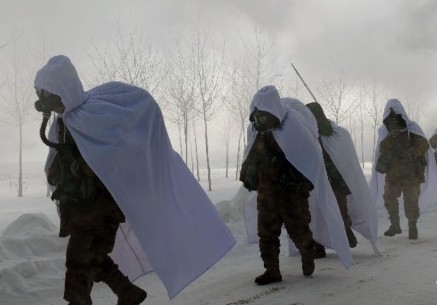 戴防毒面具穿越毒區(qū)