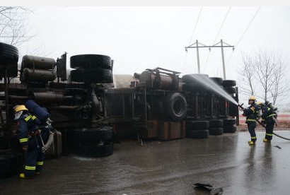 酒精槽罐車泄露救援現(xiàn)場(chǎng)圖片2