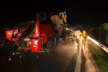 現(xiàn)場(chǎng)消防員穿防化服背空氣呼吸器參加氟氫酸泄露救援工作圖2