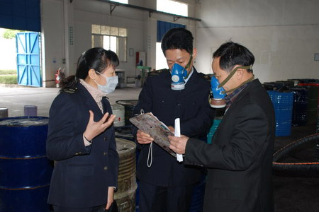 監(jiān)管部門抽查企業(yè)是否分發(fā)預(yù)防苯中毒的防毒面具配置情況