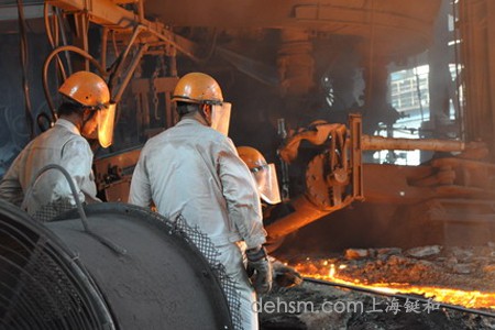 拉鋼工人戴耐高溫面罩防護(hù)用品作業(yè)