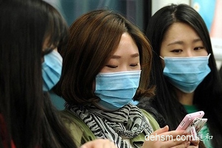 美女戴醫(yī)用外科口罩乘坐地鐵